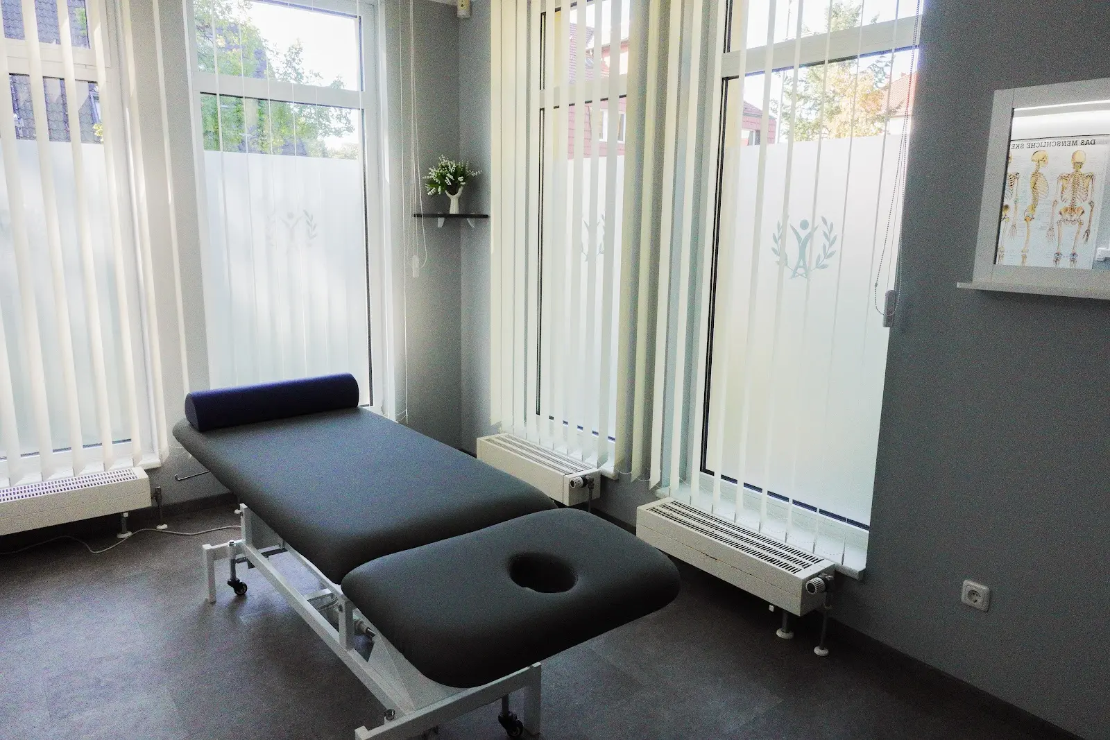 Ruhiger Behandlungsraum der Physiotherapie Andreas Hermann.